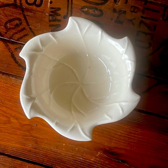 Small Leaf Pottery Bowl made in USA/numbered - Picture 3 of 4